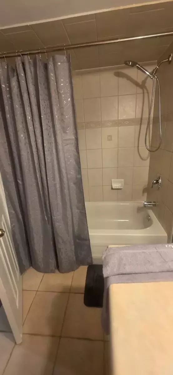 Bathroom — 1 Bedroom House in Brampton for $600, Brampton ON